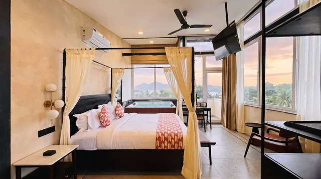 Luxury Lake View Suite with Jacuzzi: four-poster bed, private Jacuzzi and wide windows facing the Udaipur lakes and hills